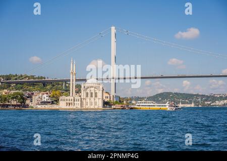 Ponte sul Bosforo in un giorno di sole estivo, vista dal mare, Istanbul Turchia Foto Stock