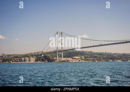 Ponte sul Bosforo in un giorno di sole estivo, vista dal mare, Istanbul Turchia Foto Stock