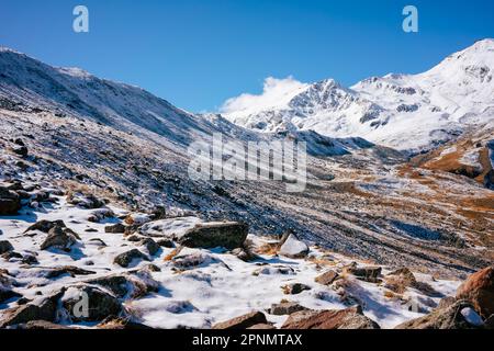 Piste innevate sulle montagne del Grande Caucaso, Georgia. Un cielo blu sopra per lo spazio di copia. Foto Stock