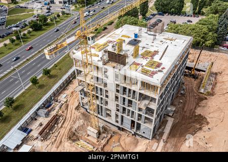 nuovo edificio di uffici in costruzione. vista aerea del cantiere nelle giornate di sole. Foto Stock