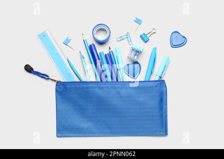 Articoli di cancelleria su sfondo bianco Foto Stock