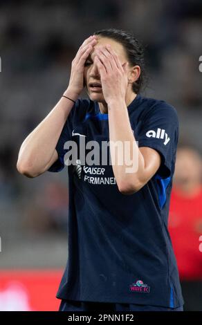 San Diego, Stati Uniti. 19th Apr, 2023. San Diego, CA, 19 aprile Taylor Kornieck (22 San Diego Wave FC) in azione durante il gioco National Women's Soccer League Cup Challenge tra il San Diego Wave FC e il Portland Throns FC allo Snapdragon Stadium di San Diego, California, Stati Uniti (Xavier Hernandez/SPP) Credit: SPP Sport Press Photo. /Alamy Live News Foto Stock