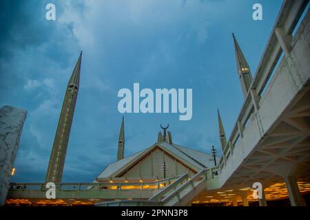 La Moschea di Shah Faisal (Masjid) giorno nuvoloso, la moderna architettura islamica a Islamabad capitale del Pakistan aprile 19th 2023 Foto Stock