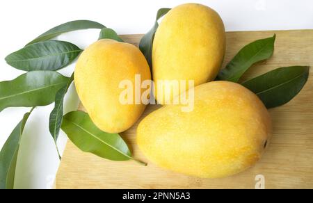 Fresco giallo Mango maturato con foglia isolato su bianco Foto Stock