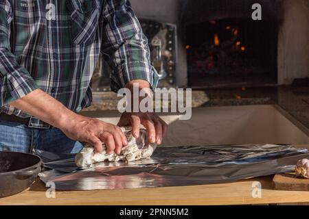 Il processo di cucinare carne. Home Ricette di cottura Foto Stock