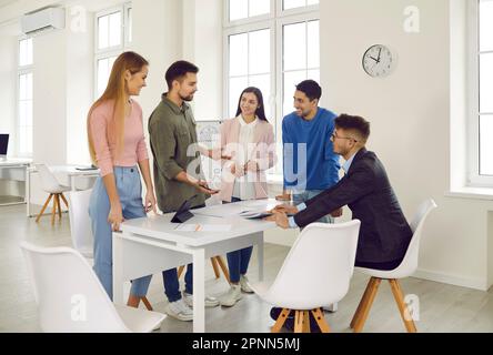 Diversi dipendenti lavorano insieme al progetto in ufficio Foto Stock