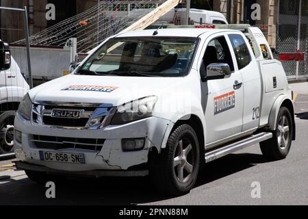 Bordeaux , Aquitaine France - 04 17 2023 : Isuzu logo marchio e segno di testo fourriere francese traino di veicoli impaccati per le violazioni della circolazione Foto Stock