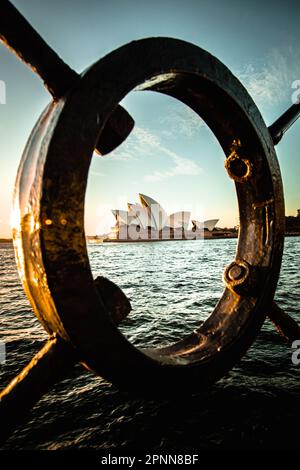 Teatro dell'Opera di Sydney all'alba, girato attraverso un oblò Foto Stock