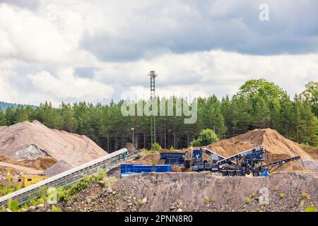 Impianto di frantumazione in una buca aperta Foto Stock