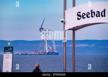 Binz, Germania. 12th Apr, 2023. La gru 'Svanen' è ancorata nel Mar Baltico al largo dell'isola di Rügen. La gru 'Svanen' installerà presto le fondamenta per la centrale eolica offshore 'Baltic Eagle'. I pezzi di collegamento per le turbine eoliche sono già immagazzinati in Mukran. L'aquila baltica deve inoltre contribuire alla produzione di acciaio praticamente esente da CO2. A tal fine, la società energetica Iberdrola e la Salzgitter Flachstahl GmbH hanno concluso un accordo a lungo termine per la fornitura di energia elettrica. Credit: Stefan Sauer/dpa/Alamy Live News Foto Stock