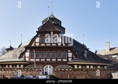 Bad Kreuznach, Germania - 25 febbraio 2021: Edificio marrone e bianco dalla forma strana in una giornata invernale soleggiata a Bad Kreuznach, Germania. Foto Stock