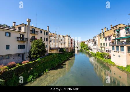 Padova, Italia. Aprile 2023. Vista sul canale Piovego che attraversa il centro della città Foto Stock