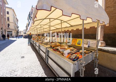 Padova, Italia. Aprile 2023. una bancarella di un venditore di libri in una strada nel centro della città Foto Stock