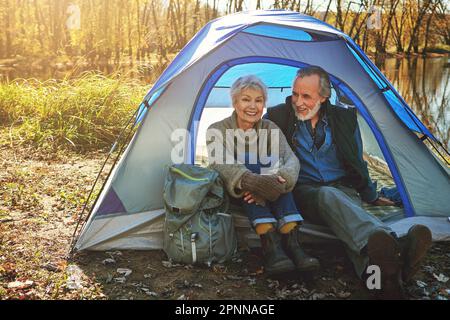 Questa è esattamente la mia data. una coppia anziana in campeggio insieme nel deserto. Foto Stock