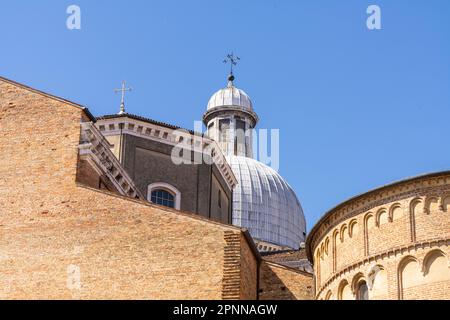 Padova, Italia. Aprile 2023. Padova, Italia. Aprile 2023. Vista esterna della Basilica Cattedrale di Santa Maria Assunta nel centro della città Foto Stock