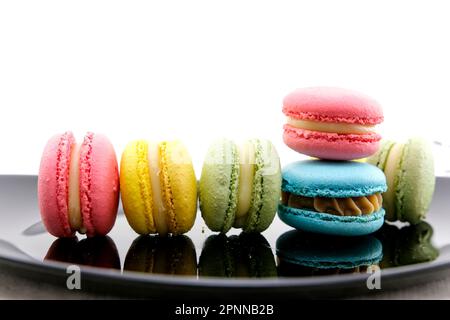 Macaroon francesi su sfondo bianco. Foto di alta qualità Foto Stock