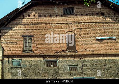 03 09 2016-pietra e mattoni aperti opere legno telaietto con barre di ferro-BHOR-Distretto Pune Maharashtra INDIA asia Foto Stock