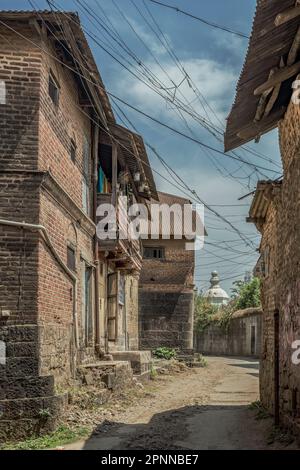 03 09 2016-pietra e mattoni aperti opere legno telaietto con barre di ferro-BHOR-Distretto Pune Maharashtra INDIA asia Foto Stock