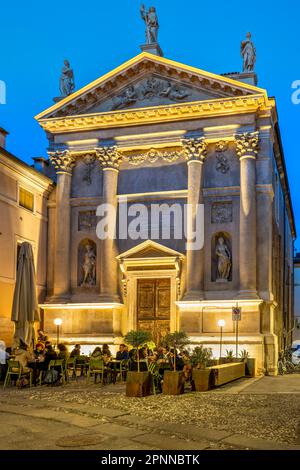 Vista notturna di un caffè all'aperto di fronte all'ex chiesa dei Santi Faustino e Giovita, Vicenza, Veneto, Italia Foto Stock