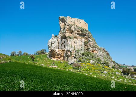 Il castello di Mussomeli è una fortezza costruita tra il XIV e il XV secolo, in primavera. Caltanissetta, Sicilia, Italia. Foto Stock