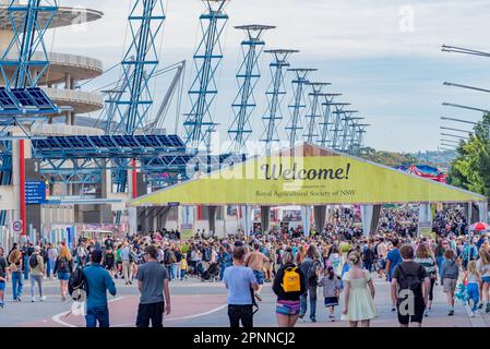 Folle di persone in attesa di entrare al Royal Easter Show 2023 a Sydney, Australia. Foto Stock