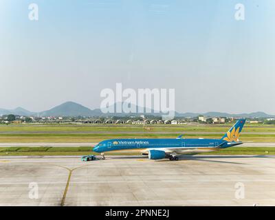 Vietnam Airlines Airbus A350-900 essere spinto indietro durante la partenza a noi Bai International Airport (NIA), il principale aeroporto di Hanoi, la capitale di Foto Stock