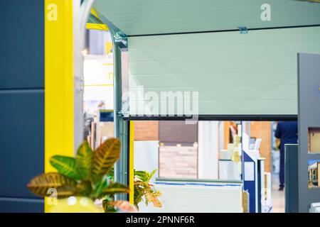 Porte da garage in metallo a sezioni automatiche. Foto Stock