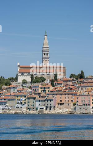 ROVIGNO, CROAZIA - 16 MAGGIO 2022 edifici tradizionali sul mare e vicino al porto Foto Stock