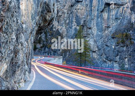 Passo dell'Albula, strada con molte curve, sentiero leggero, Berguen, Grigioni, Svizzera Foto Stock