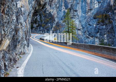 Passo dell'Albula, strada con molte curve, sentiero leggero, Berguen, Grigioni, Svizzera Foto Stock