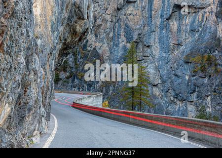 Passo dell'Albula, strada con molte curve, sentiero leggero, Berguen, Grigioni, Svizzera Foto Stock