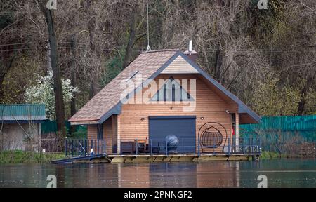 Kiev, Ucraina 17 aprile 2023: Alluvione - casa privata allagata Foto Stock