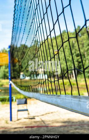 beach volley rete contro il cielo blu sulla spiaggia in estate, sfocato fuoco Foto Stock