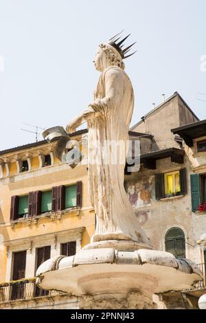 La fontana di Madonna Verona (dal 1 ° secolo) sulle piazze delle Erbe a Verona, Italia Foto Stock