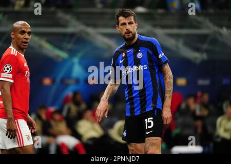 Milano, Italia. 19th Apr, 2023. Francesco Acerbi (FC Inter) durante la UEFA Champions League, quarti di finale, 2nd tappa di calcio tra FC Internazionale e SL Benfica il 19 aprile 2023 allo stadio Giuseppe Meazza di Milano - Foto Morgese-Rossini/DPPI durante la UEFA Champions League, quarti di finale, Partita di calcio a 2nd gambe tra FC Internazionale e SL Benfica il 19 aprile 2023 allo stadio Giuseppe Meazza di Milano - Photo Morgese-Rossini/DPPI Credit: DPPI Media/Alamy Live News Foto Stock