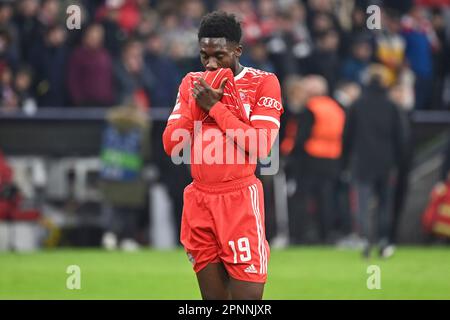 Monaco, Germania. 19th Apr, 2023. Partenza del giocatore Monaco, delusione, frustrata, delusa, frustrata, Deietted, Alphonso DAVIES (FC Bayern Monaco), Soccer Champions League/Quarterfinals FC Bayern Monaco-Manchester City (ManCity) 1-1 il 19th aprile 2023, ALLIANZAREN A. Credit: dpa/Alamy Live News Foto Stock