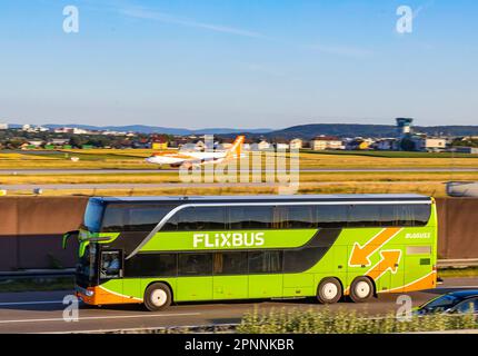 Flixbus sulla strada dell'autostrada A8 all'aeroporto, aereo della compagnia aerea EasyJet, Stoccarda, Baden-Wuerttemberg, Germania Foto Stock