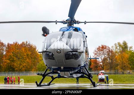 Elicottero della polizia di Baden-Wuerttemberg, elicottero Airbus EC-145, Stetten am kalten Markt, Baden-Wuerttemberg, Germania Foto Stock