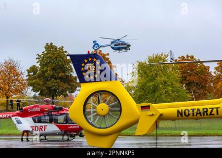 Elicottero di polizia, elicottero di salvataggio ADAC e DRF, Airbus Eurocopter EC 135, Stetten am kalten Markt, Baden-Wuerttemberg, Germania Foto Stock