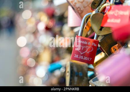 Amore si blocca sul ponte di Hohenzollern, Colonia, nella Renania settentrionale-Vestfalia, Germania Foto Stock