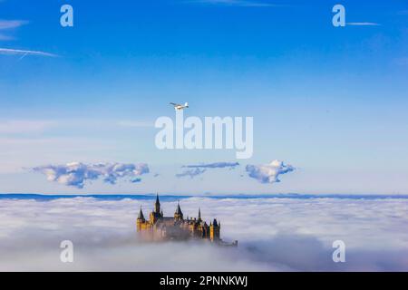 Hohenzollern Castello, sede ancestrale della dinastia principesca al sole, sotto un mare di nebbia nella valle, foto all'aperto, Bisingen Foto Stock