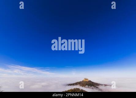 Hohenzollern Castello, sede ancestrale della dinastia principesca al sole, sotto un mare di nebbia nella valle, foto all'aperto, Bisingen Foto Stock
