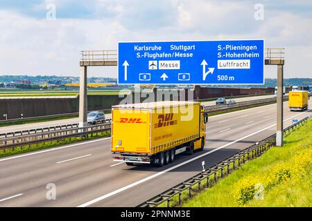 DHL Truck sulla strada dell'autostrada all'aeroporto di Stoccarda, Baden-Wuerttemberg, Germania Foto Stock