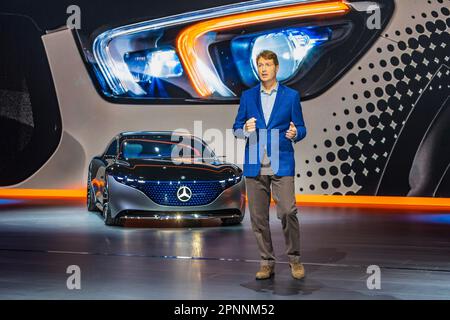 OLA Kaellenius, CEO, Presidente del Consiglio di Amministrazione di Mercedes-Benz Group AG, presenta la VISIONE EQS show car, studio di progettazione sul futuro di Foto Stock