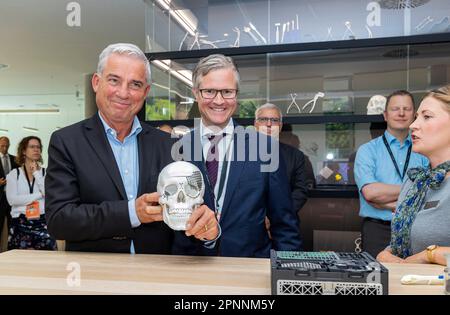 La società di tecnologia medica KLS Martin Group, Thomas Strobl ha lasciato, CDU, Ministro degli interni e della digitalizzazione BW, si informa sul digitale Foto Stock