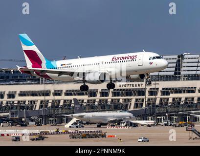 Airbus A320-200 della compagnia aerea Eurowings durante l'atterraggio, terminal all'aeroporto di Stoccarda, Baden-Wuerttemberg, Germania Foto Stock