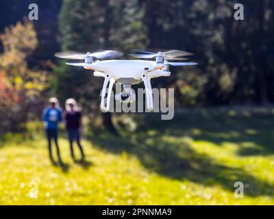 Drone DJI Phantom in volo, pilota di droni, Alb Svevo, Reutlingen, Baden-Wuerttemberg, Germania Foto Stock