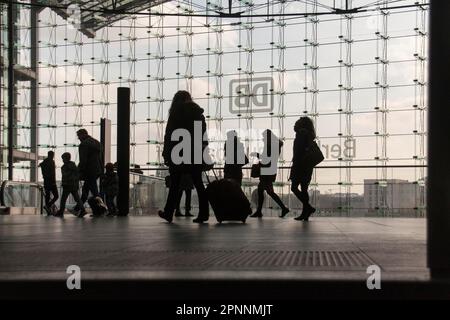 Stazione centrale, viaggiatori sulla strada, logo Deutsche Bahn AG, Berlino, Germania Foto Stock