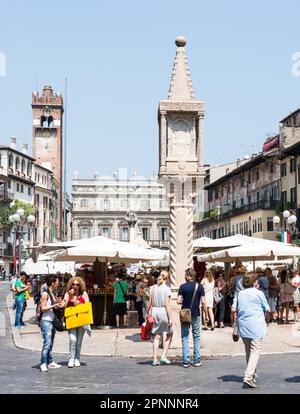 VERONA, ITALIA - 3 GIUGNO: I turisti in Piazza delle Erbe nel centro storico di Verona, Italia, il 3 giugno 2015. Verona è famosa per il suo antico Foto Stock