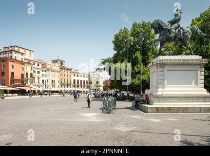 VERONA, ITALIA - 3 GIUGNO: Turisti in Piazza Bra a Verona, Italia, il 3 giugno 2015. Verona è famosa per il suo anfiteatro che potrebbe ospitare più di Foto Stock